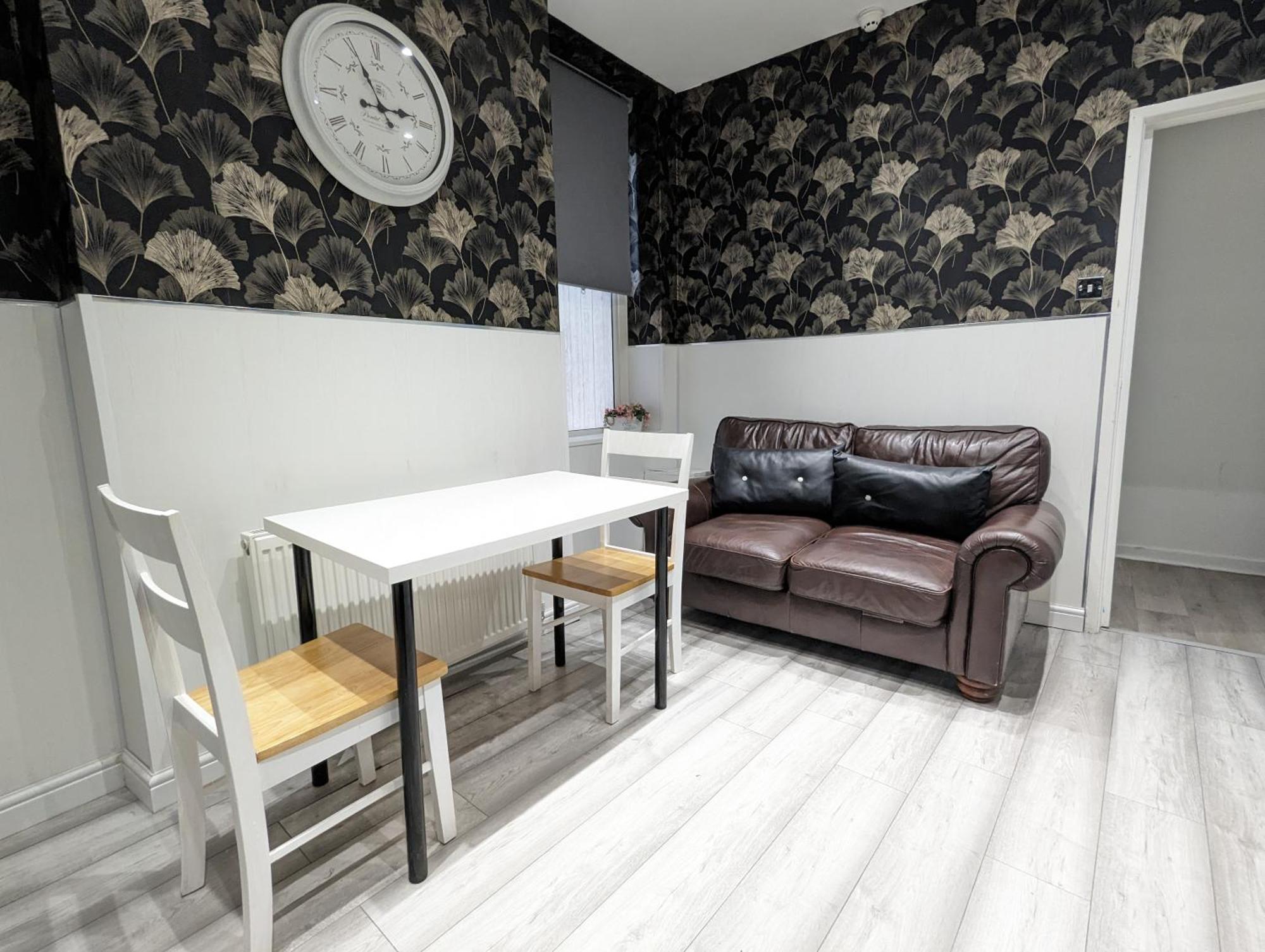Inner-City Apartments - Basic Amenites Cardiff Exterior photo
